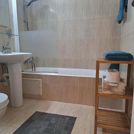 Queens Gardens By The Sea, Pool And Mall Апартаменты