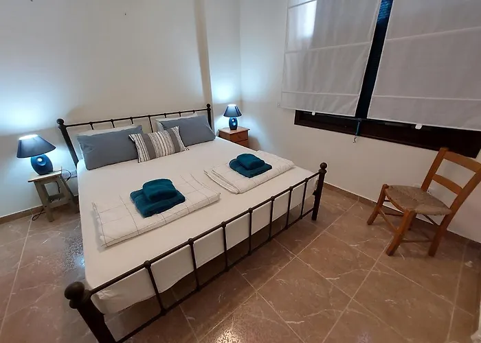 Queens Gardens By The Sea, Pool And Mall Apartment Paphos